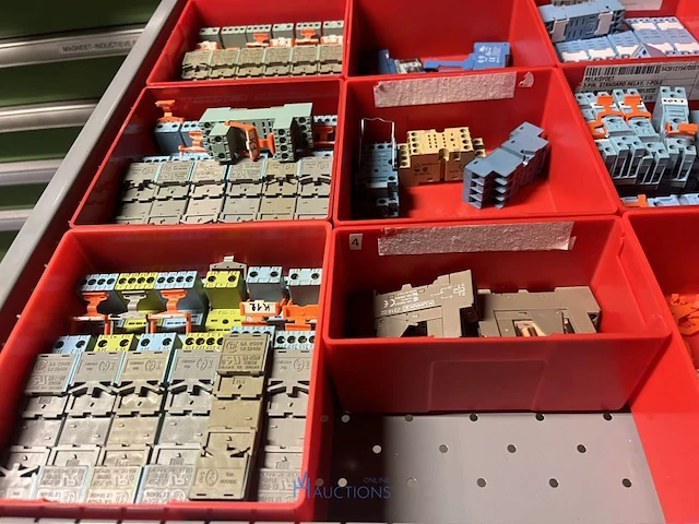 Partij relais en besturingscomponenten - afbeelding 80 van  133