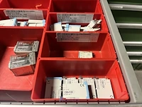 Partij relais en besturingscomponenten - afbeelding 96 van  133