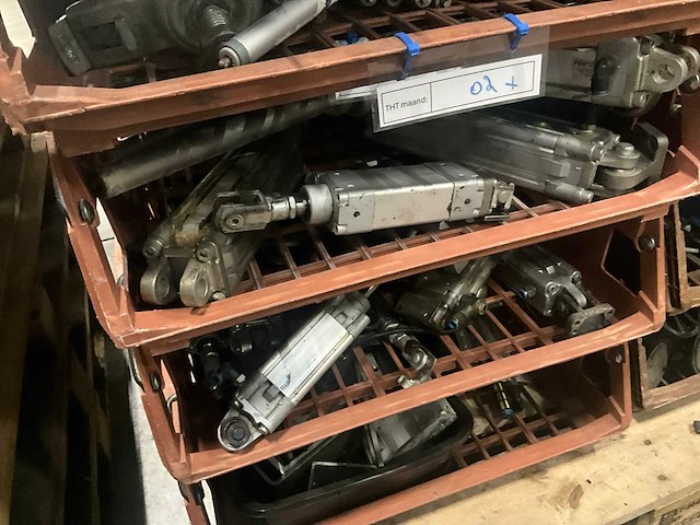 Partij reserveonderdelen - afbeelding 2 van  11