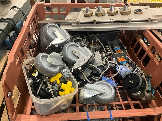 Partij reserveonderdelen - afbeelding 4 van  11