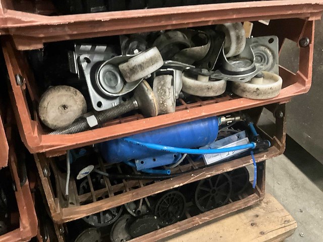 Partij reserveonderdelen - afbeelding 11 van  11