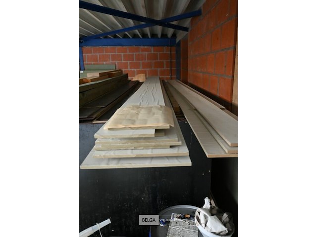 Partij restanten hout en isolatieplaten - afbeelding 3 van  6