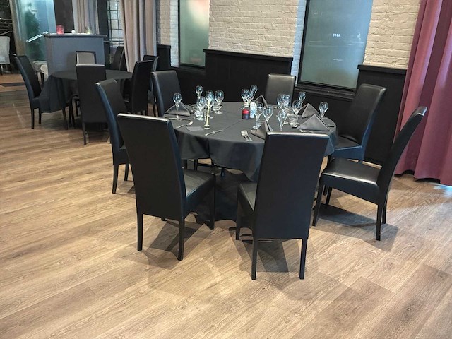 Partij restauranttafels en stoelen - afbeelding 1 van  4