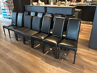 Partij restauranttafels en stoelen