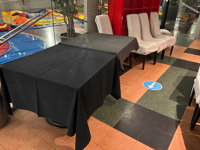 Partij restauranttafels en stoelen - afbeelding 1 van  4