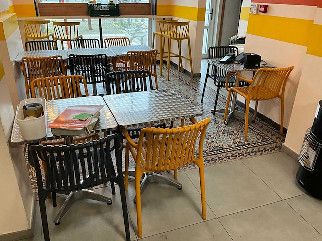 Partij restauranttafels en stoelen - afbeelding 1 van  5