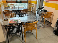 Partij restauranttafels en stoelen