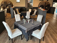 Partij restauranttafels en stoelen