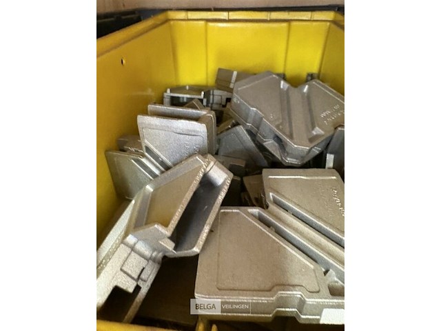 Partij resten voor aluminium ramen + groot aluminium raam - afbeelding 2 van  22