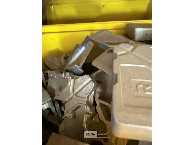 Partij resten voor aluminium ramen + groot aluminium raam - afbeelding 4 van  22