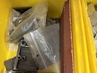 Partij resten voor aluminium ramen + groot aluminium raam - afbeelding 13 van  22