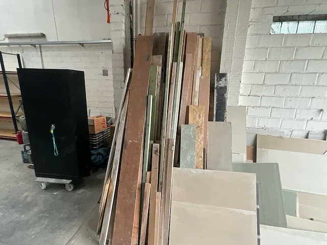 Partij restpartij gipsplaten en plaatmateriaal (diverse formaten en kleuren) & partij binnendeuren – diverse houtsoorten en afwerkingen - afbeelding 2 van  7