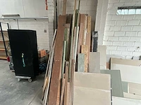 Partij restpartij gipsplaten en plaatmateriaal (diverse formaten en kleuren) & partij binnendeuren – diverse houtsoorten en afwerkingen - afbeelding 2 van  7