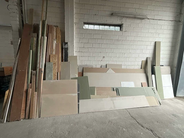 Partij restpartij gipsplaten en plaatmateriaal (diverse formaten en kleuren) & partij binnendeuren – diverse houtsoorten en afwerkingen - afbeelding 1 van  7