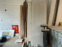 Partij restpartij gipsplaten en plaatmateriaal (diverse formaten en kleuren) & partij binnendeuren – diverse houtsoorten en afwerkingen - afbeelding 3 van  7