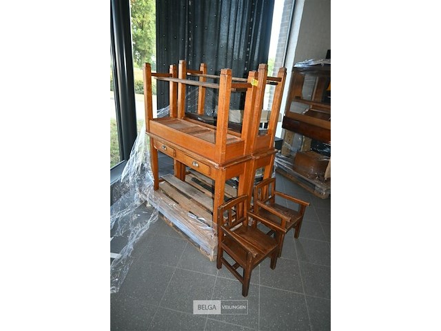 Partij retro schoolbanken + stoelen - afbeelding 1 van  5