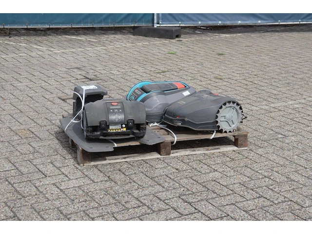 Partij robotmaaiers stiga autoclip 225s en gardena r50li elektrisch 3 stuks - afbeelding 1 van  1