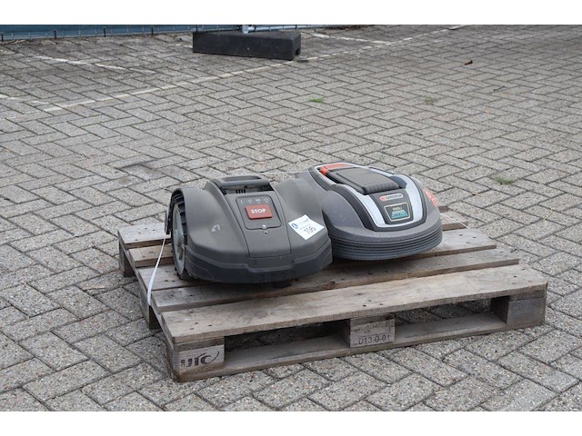 Partij robotmaaiers - afbeelding 1 van  1