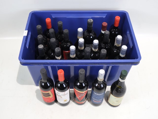 Partij rode wijn - afbeelding 2 van  6