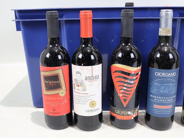 Partij rode wijn - afbeelding 3 van  6