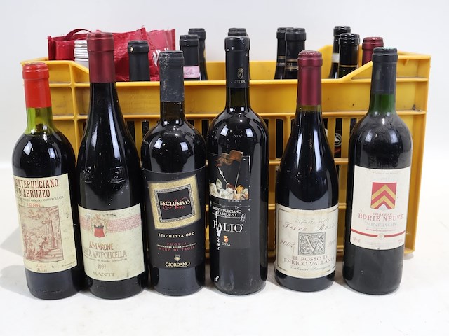 Partij rode wijn - afbeelding 2 van  7