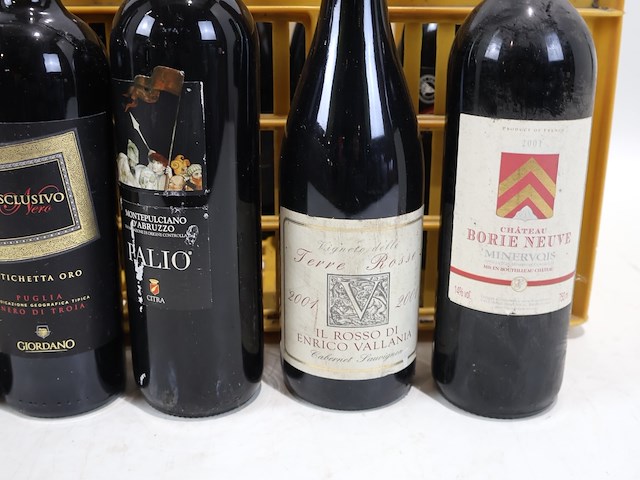 Partij rode wijn - afbeelding 4 van  7