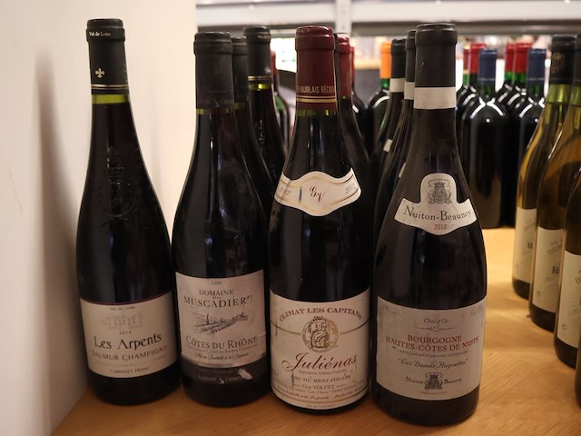 Partij rode wijn - afbeelding 2 van  5