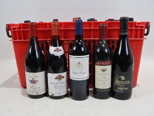 Partij rode wijn - afbeelding 2 van  7