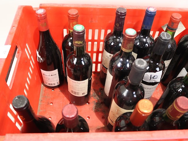 Partij rode wijn - afbeelding 6 van  7