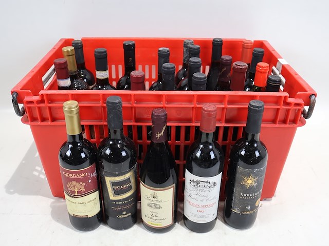 Partij rode wijn - afbeelding 1 van  7