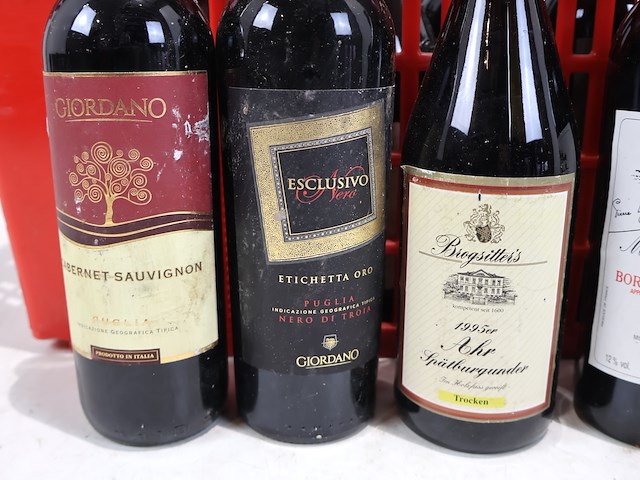 Partij rode wijn - afbeelding 3 van  7