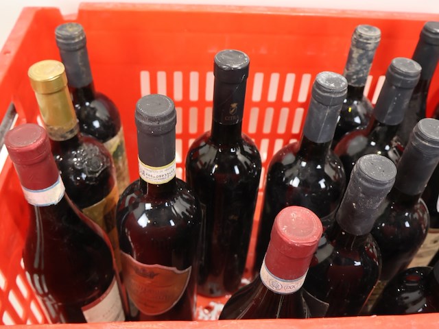 Partij rode wijn - afbeelding 6 van  7