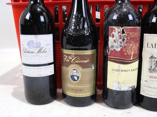 Partij rode wijn - afbeelding 3 van  7