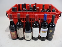 Partij rode wijn - afbeelding 1 van  7