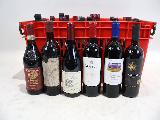 Partij rode wijn - afbeelding 2 van  7