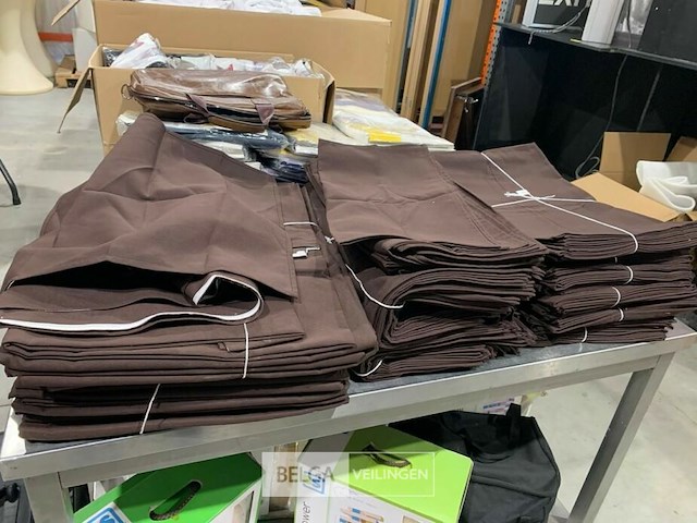 Partij ronde bruine tafellakens en bijhorende tafeldoeken - afbeelding 1 van  2