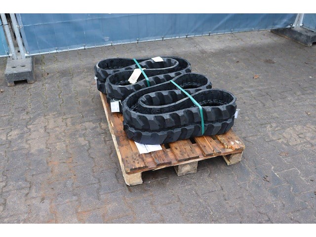 Partij rupsen 230x48x68 nieuw - afbeelding 1 van  1