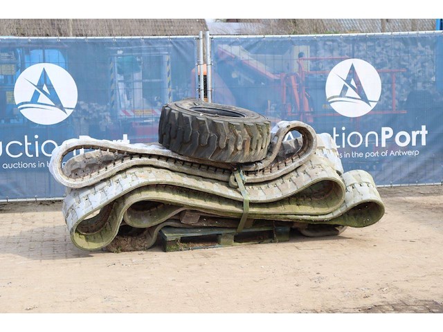 Partij rupsen en één band - afbeelding 1 van  1