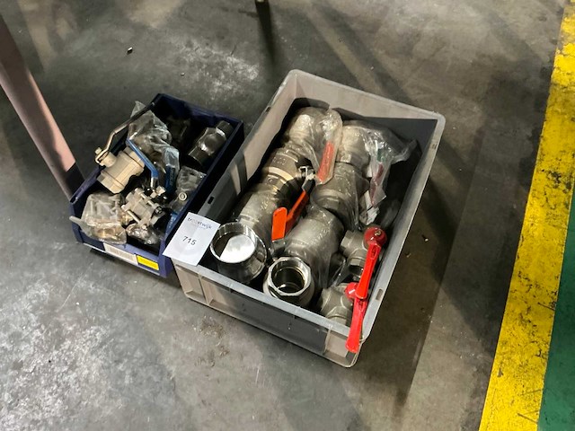 Partij rvs en messing afsluiters - afbeelding 1 van  5