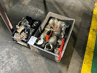 Partij rvs en messing afsluiters - afbeelding 1 van  5