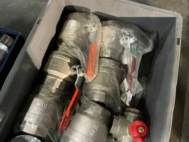 Partij rvs en messing afsluiters - afbeelding 3 van  5