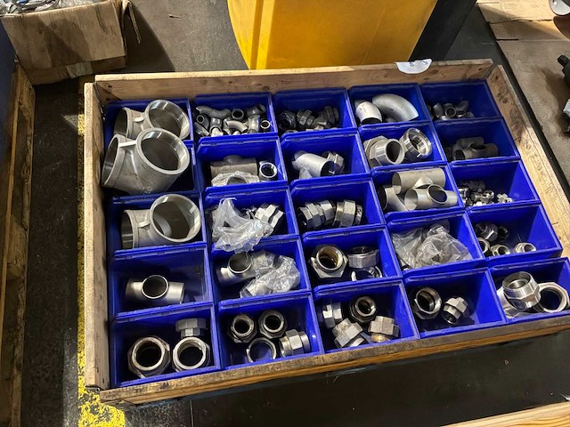 Partij rvs lasbochten en buisfitting materialen - afbeelding 1 van  3