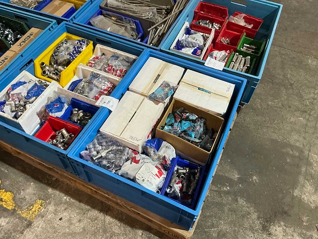 Partij rvs pijpfitting materiaal - afbeelding 1 van  15
