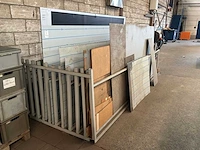 Partij rvs plaatmateriaal in rek