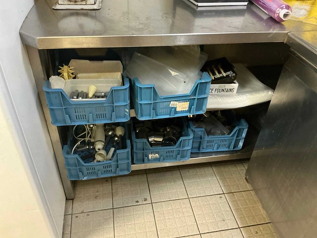 Partij rvs serveerringen en gascapsules voor vulbus - afbeelding 1 van  3