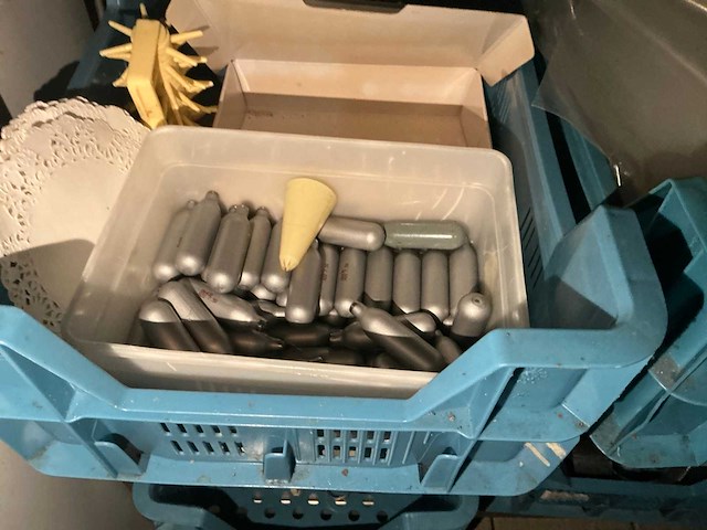 Partij rvs serveerringen en gascapsules voor vulbus - afbeelding 2 van  3