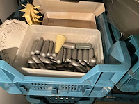 Partij rvs serveerringen en gascapsules voor vulbus - afbeelding 2 van  3