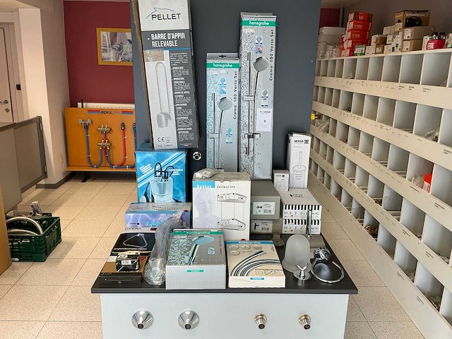 Partij sanitair- en badkameraccessoires - afbeelding 1 van  13
