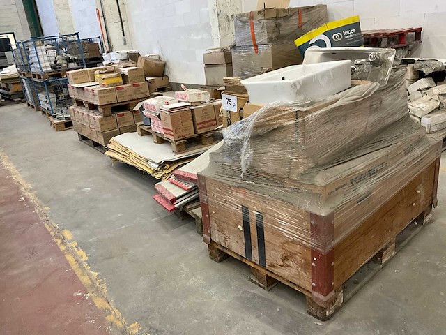 Partij sanitair, tegels en bouwmaterialen - afbeelding 1 van  24