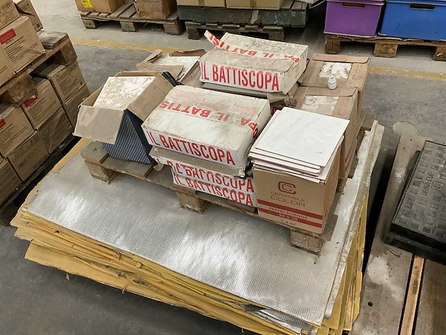 Partij sanitair, tegels en bouwmaterialen - afbeelding 21 van  24